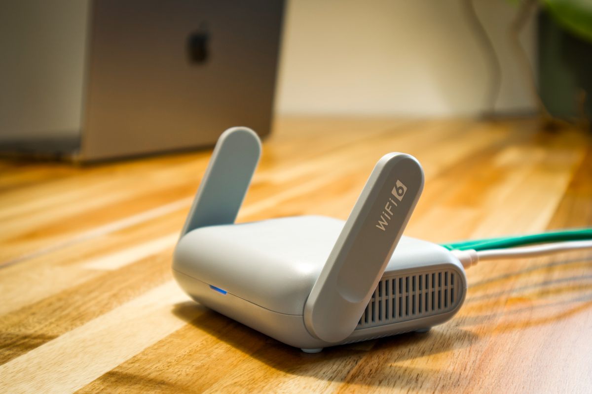 机の上の無線ルーター。スマホ連携は自宅の通信環境に左右される
