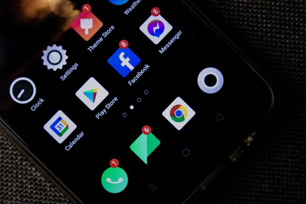 アプリのアイコンが並ぶスマートフォンの画面。スマホ連携は専用アプリが前提になる