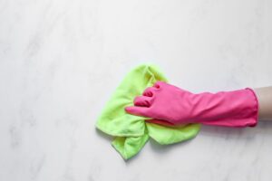 布で表面を拭く様子