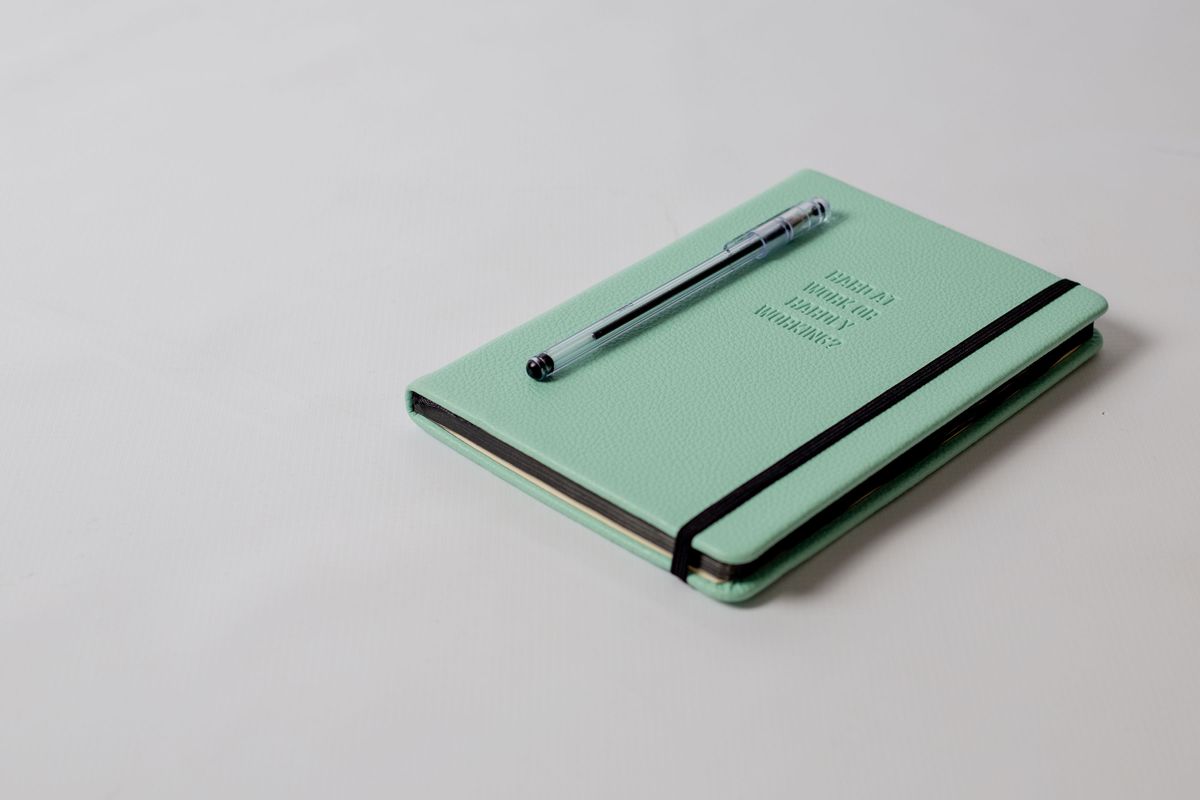 ノートとペン。ペット用品は自宅の条件を書き出してから選ぶと迷わない