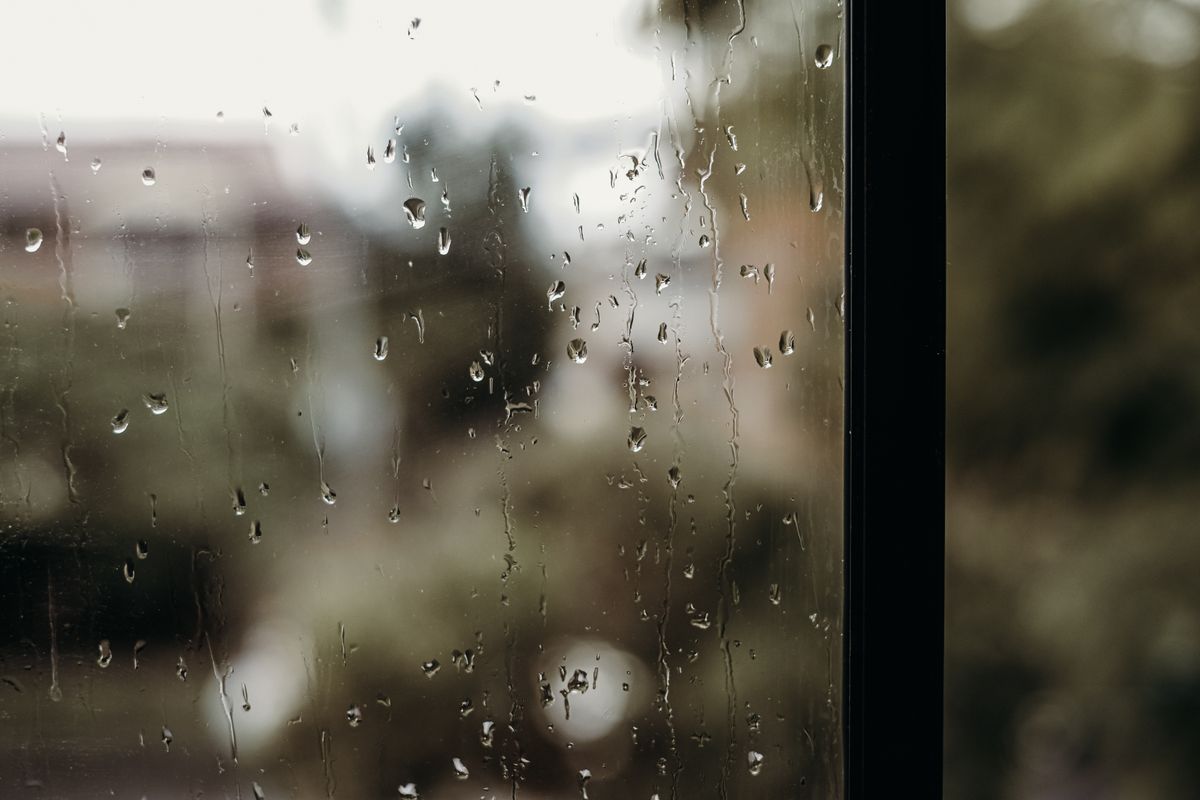 窓に当たる雨
